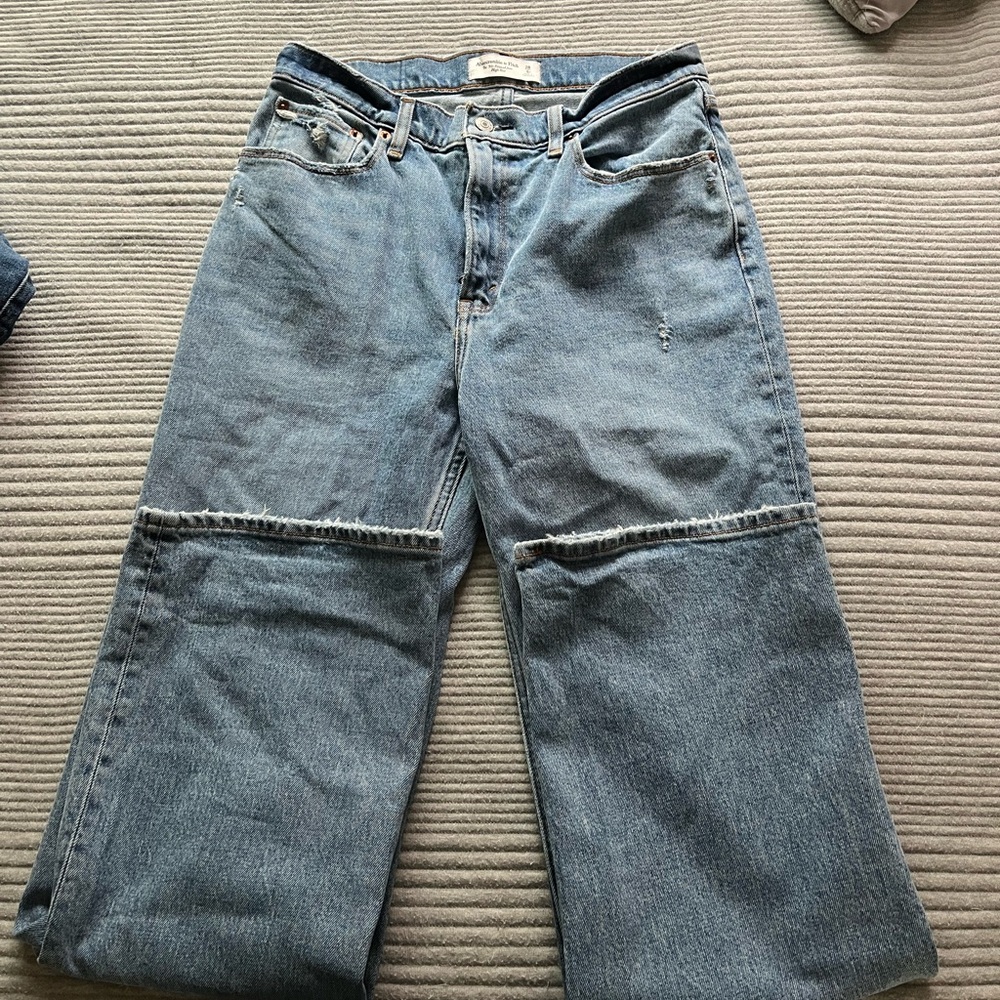 A&F High Rise 90s relaxed jeans in color Medium - size 28